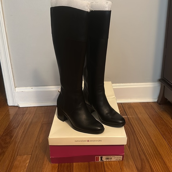 Women’s 4.5M Naturalizer wide calf Harbor boot. Shaft is 14 in. Beautiful boots! - Picture 3 of 8